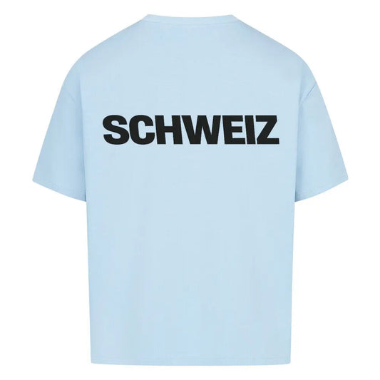 Oversized Fußball-Fanshirt der Schweizer Nationalmannschaft in Babyblau mit modernem Streetwear-Schnitt für einen lässigen und sportlichen Look.