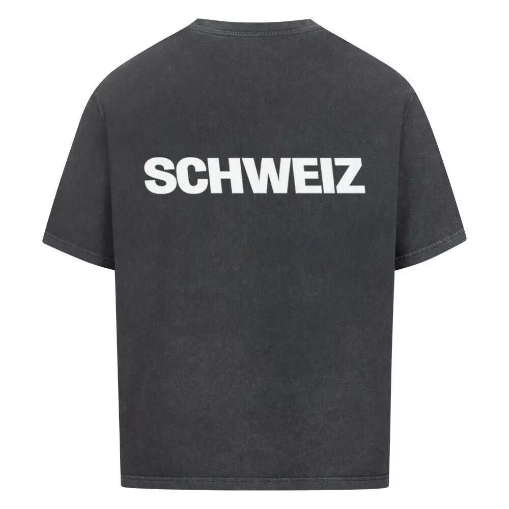 Oversized Fußball-Fanshirt der Schweizer Nationalmannschaft in ausgewaschener schwarzer Optik im modernen Streetwear-Stil für einen lässigen und sportlichen Look.